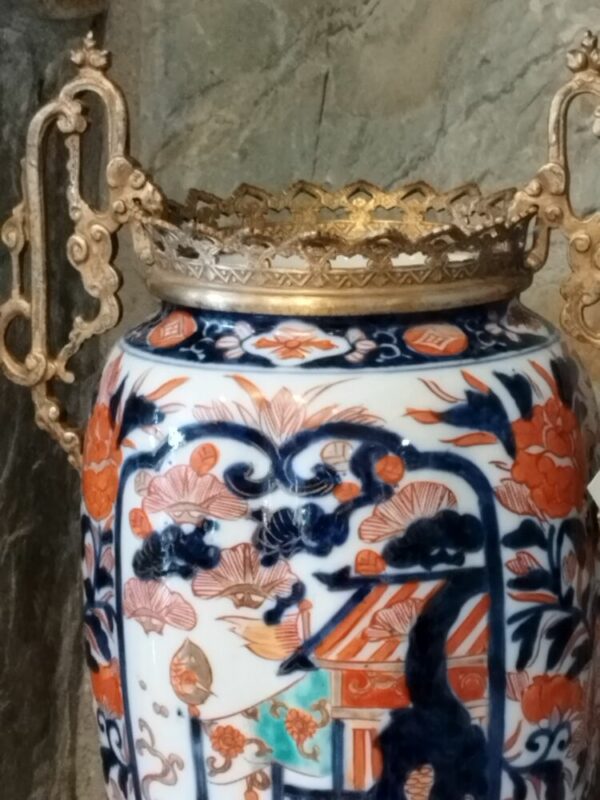 Ancien Vase double anses Imari bronze et porcelaine, fin XIXème – Image 3