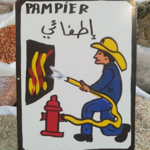 Plaque métallique du Souk de Marrakech pour indiquer le métier de Pompier