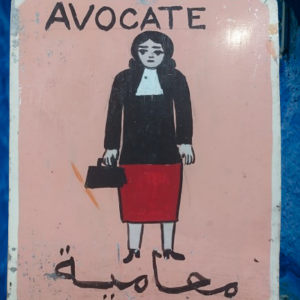Plaque métallique du Souk de Marrakech pour le métier d'avocate