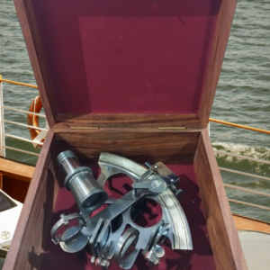 Sextant en laiton vieilli et coffret de bois