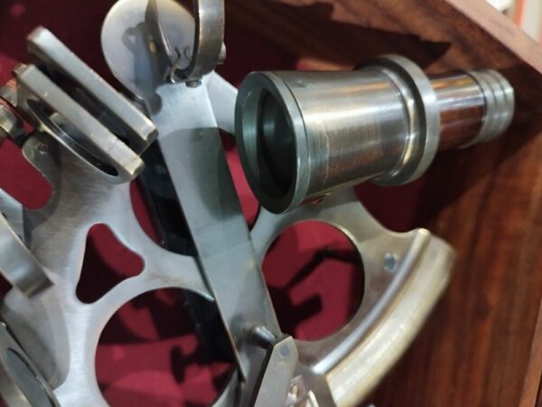 Sextant en laiton vieilli et coffret de bois – Image 5