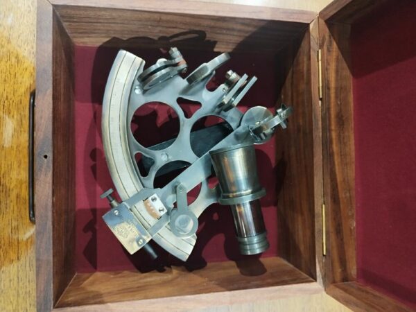 Sextant en laiton vieilli et coffret de bois – Image 3