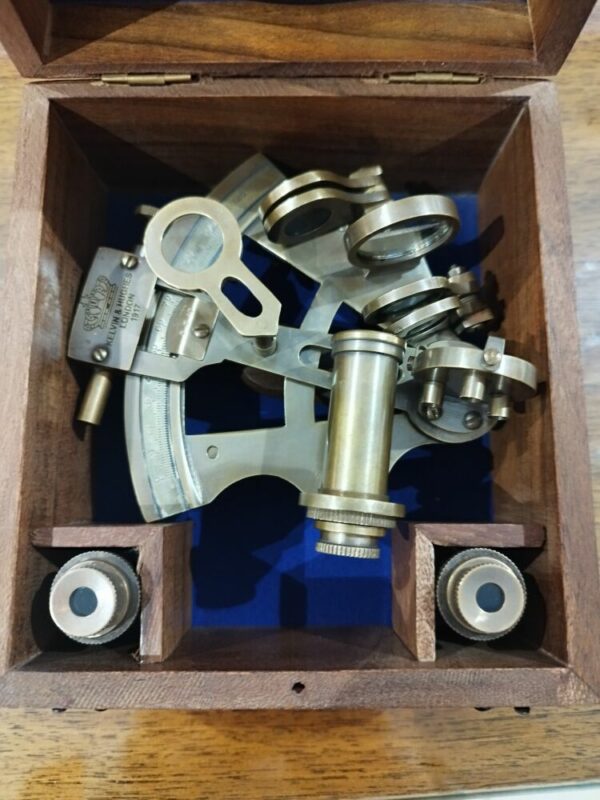 Sextant en laiton vieilli avec coffret bois, deux lunettes, taille moyenne. – Image 6