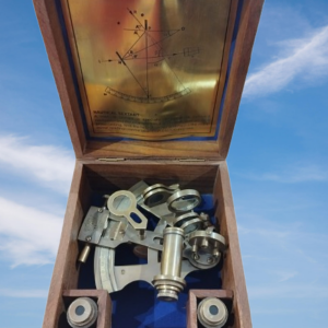 Sextant en laiton vieilli avec coffret bois, deux lunettes, taille moyenne.