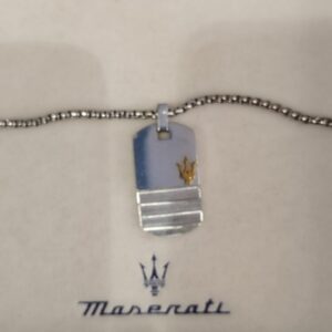 Collier plaque métallique Maserati, marqué du Trident