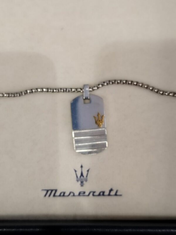 Collier plaque métallique Maserati, marqué du Trident