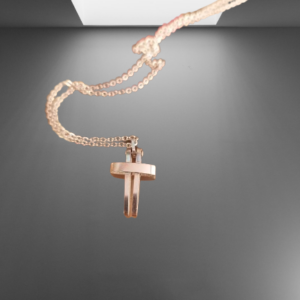 Collier pendentif Croix en métal, très sobre.