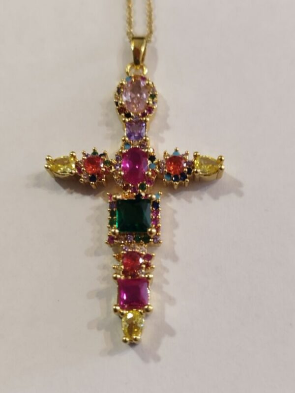 Collier avec Croix en Cristaux Swarovski dominante parme.