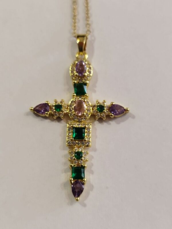 Collier avec Croix en Cristaux Swarovski dominante rose et verte.