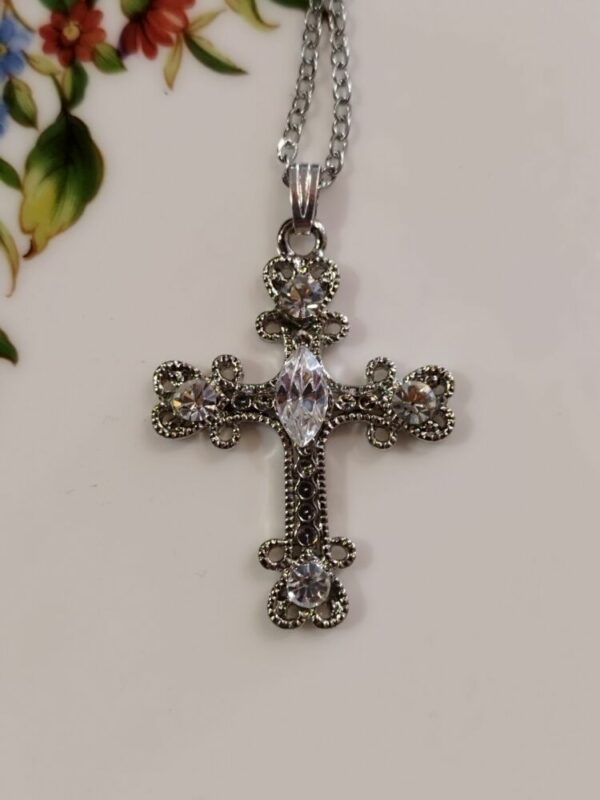 Collier Croix en cristaux Swarovski transparents fabrication artisanale française
