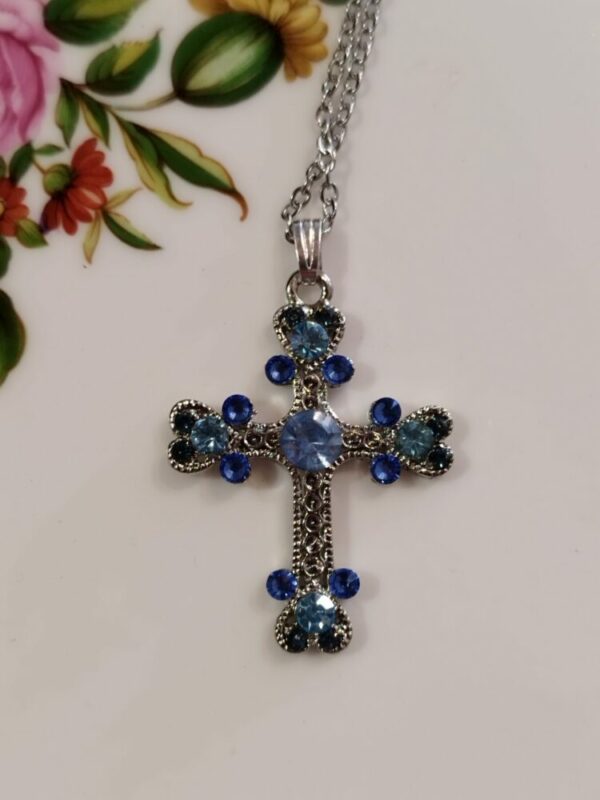 Collier Croix en cristaux Swarovski bleus fabrication artisanale française – Image 3