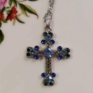 Collier Croix en cristaux Swarovski bleus fabrication artisanale française