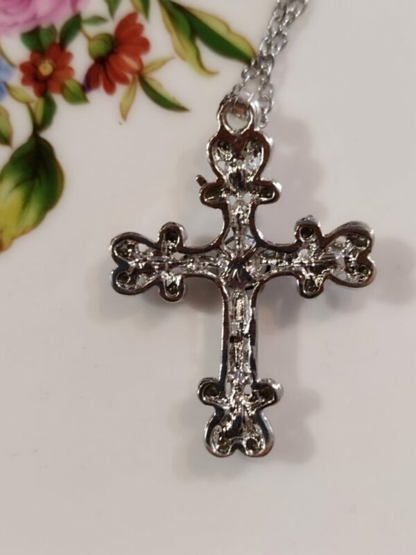 Collier Croix en cristaux Swarovski bleus fabrication artisanale française – Image 2