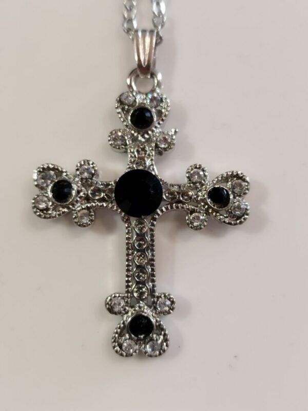 Collier Croix en cristaux Swarovski noirs fabrication artisanale française