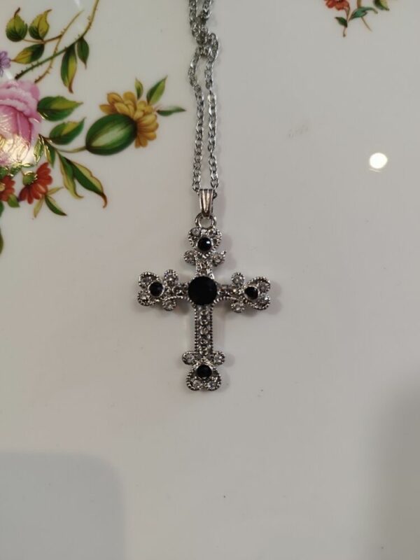 Collier Croix en cristaux Swarovski noirs fabrication artisanale française – Image 2