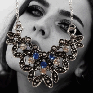 Collier fleurs en cristaux bleu et transparent Swarovski, artisanat français