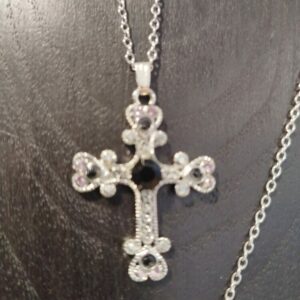 Collier Croix en cristaux Swarovski noirs fabrication artisanale française