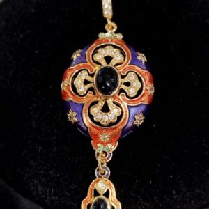 Collier médaillon en émail de couleur